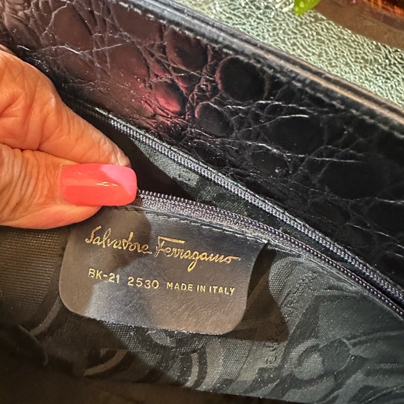 LARGE SALVATORE FERRAGAMO VERA TOTE CROCODILE EMBOSSED BLACK LEATHER GUC - Picture 15 of 16